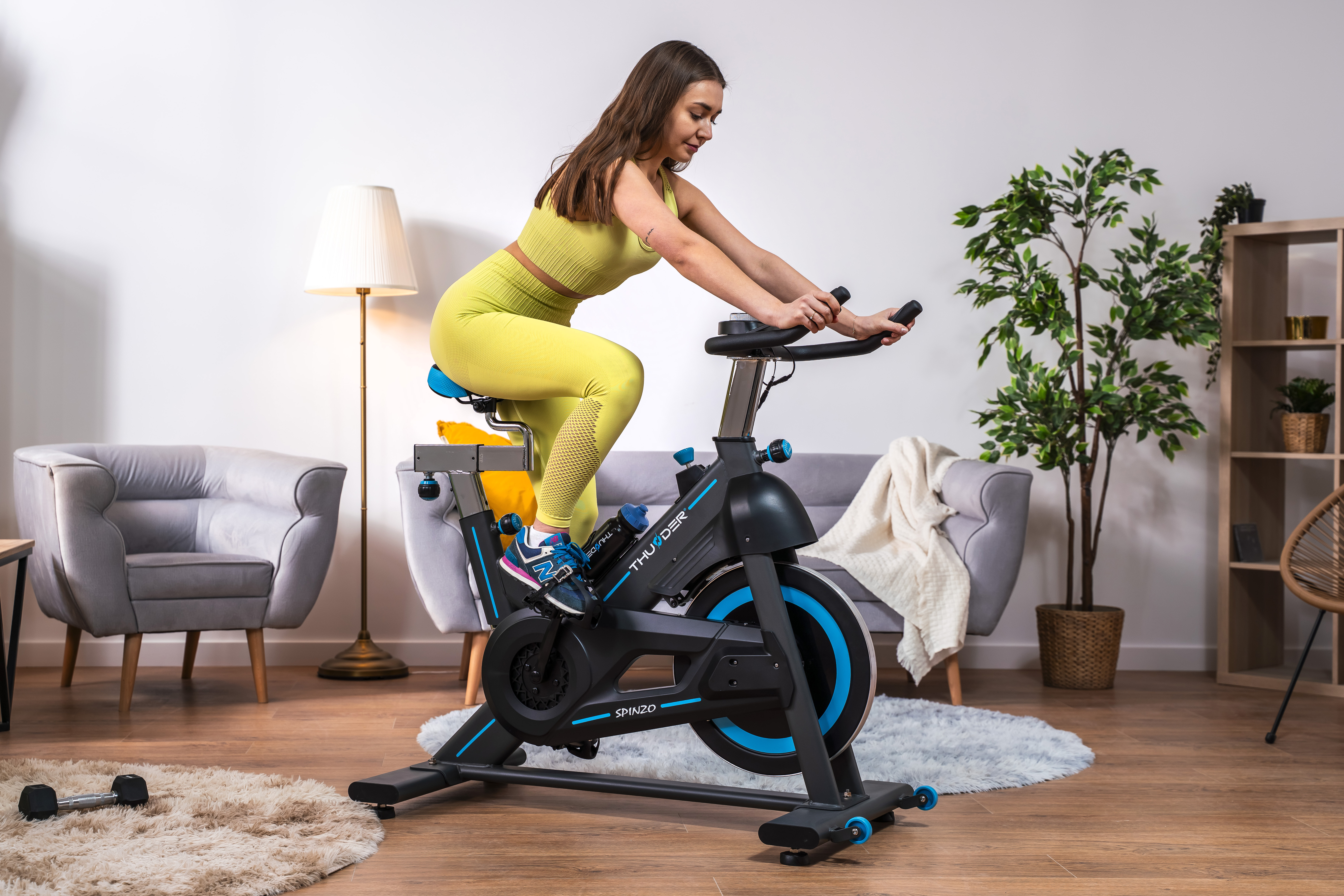 Rowerek stacjonarny z wyświetlaczem w domowym otoczeniu