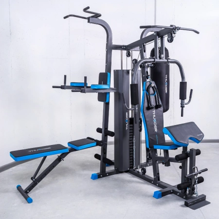 THUNDER HEAVY krachtstation met een boks zak