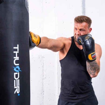 THUNDER PUNCH krachtstation met een boks zak